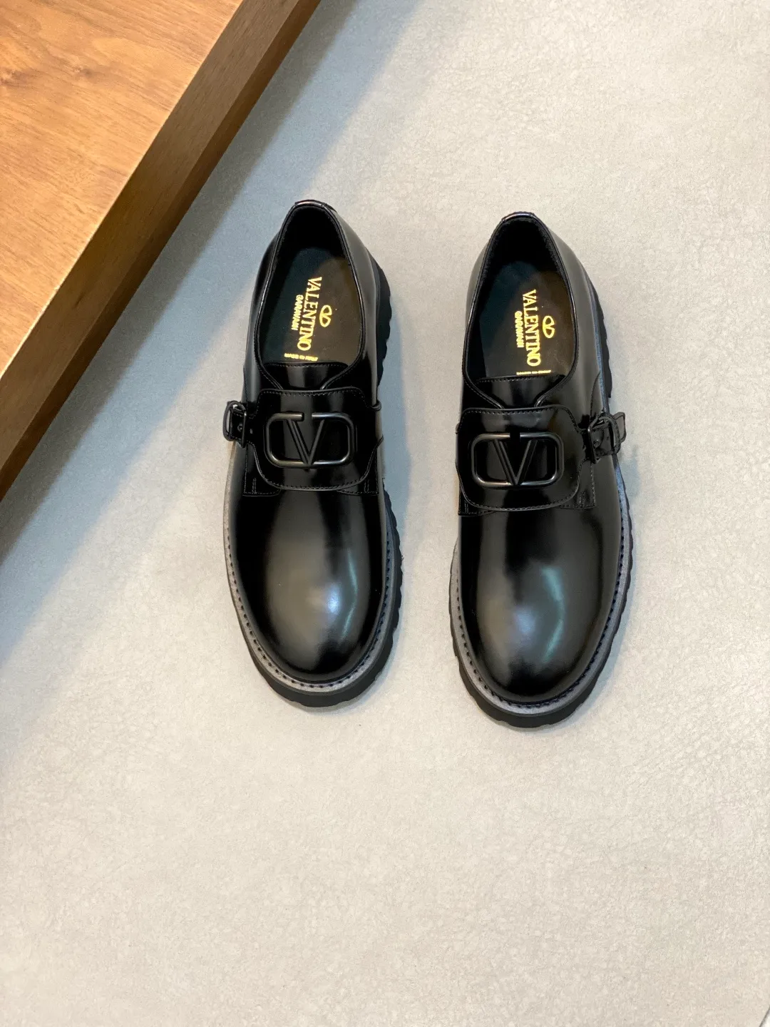 Men's shoes 💰740 VALENTINO Valentino's new men's fashionable casual leather shoes. These leather shoes are made of imported cowhide leather uppers, dyed calfskin lining and calfskin insoles. The upper foot is soft, comfortable and breathable. Comes with complete packaging in the original box! Visible details and quality. Size: 39-44 (customized at 38.45.46)